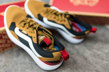 BANGKOK, THAILAND - 30 Aralık 2024: Unisex Sneakers or Athletic Shoes Vans Mte Ultrarange Exo kahverengi siyah