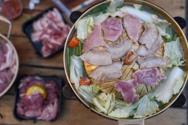 Mookata BBQ Tayland, Tayland BBBQ Pork BBQ. Mookata, Tayland 'da bir açık büfede diğer mezelerle birlikte kızarmış domuz eti.