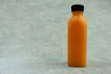 Plastik şişede taze portakal suyu. Sağlıklı olmak için içecek kavramı