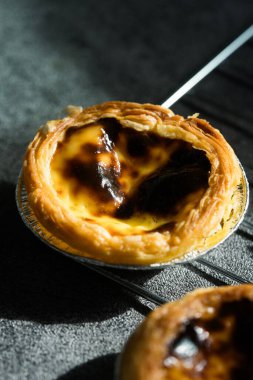 Ev yapımı tatlı yumurtalı tartlar, lezzetli yumurtalı turtalar.