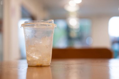 Buzlu kahve fincanını kapat. Arkaplanı biraz buzlu ve ahşap.