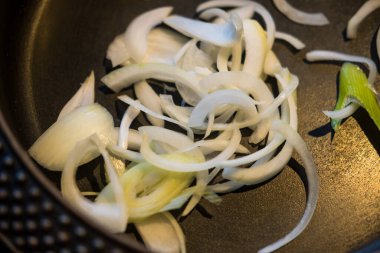 Sukiyaki pişirmek için siyah siyah tavada çiğ soğan. Japon Sukiyaki.