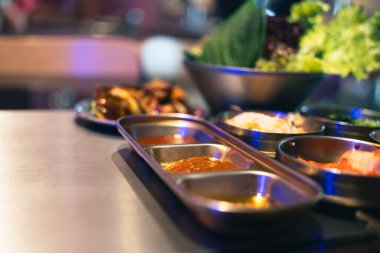 Lezzetli Kore banchan yan yemekleri dizisi zariftir.