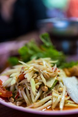 Tayland mutfağında yeşil papaya salatası SOM TAM olarak bilinir ve hem baharatlı hem de lezzetlidir. Seçici odak