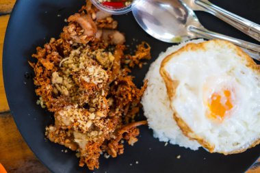 Yumurtalı sarımsaklı karides. Üst görünüm