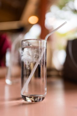 Masada buz küpleri ile soğuk su