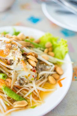 Papaya salatası ve taze mavi yengeç. Sağlıklı organik deniz ürünleri gerçek yerel menü doğal malzemeli balıkçı. Thai 'nin adı Somtom Pooma. Tayland yemeği.