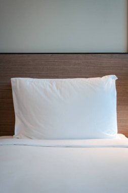 Beyaz yatakta yumuşak beyaz klasik beyaz yastık