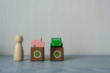 Sigortayı ve arabayı seç. Aile evi, koruma ve araba sigortası kavramı. Aile dengesi