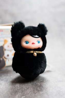 Bangkok, Tayland - 5 Ocak 2025 POP MART PUCKY PUCKY Roly-Poly Kitty Serisi Plush Blind Box, Kara Kedi