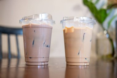 Kahve dükkanında açık bardakta buzlu iki kahve..