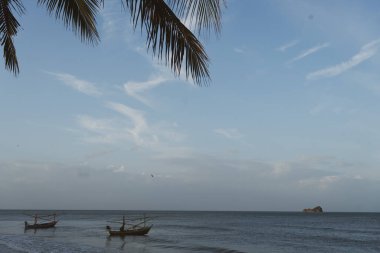 Tayland sahilinde geleneksel balıkçı teknesi. Deniz ve gökyüzü