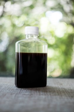 Soğuk demleme kahve şişesi doğaya karşı bir model..