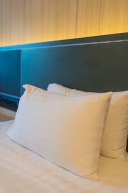 Yatakta rahat, yumuşak yastıklar, rahat ve rahat.