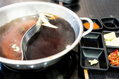 Haşlanmış sıcak çorbayla özel karışım tencere, iki lezzet restoranda..