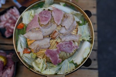 Mookata BBQ Tayland, Tayland BBBQ Pork BBQ. Mookata, Tayland 'da bir açık büfede diğer mezelerle birlikte kızarmış domuz eti.