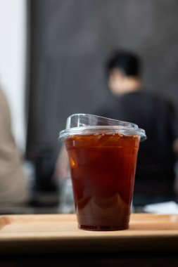 Kahve dükkanında buzlu soğuk bir kahve.