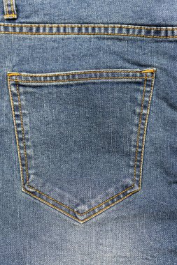 Arka cebi olan erkek pantolonu parçası. Kapat.