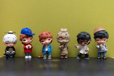 Bangkok, Tayland - 10 Ocak 2025 POPMART X CLOT serisi kör kutusu. Koleksiyonda 6 figür var