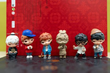 Bangkok, Tayland - 10 Ocak 2025 POPMART X CLOT serisi kör kutusu. Koleksiyonda 6 figür var