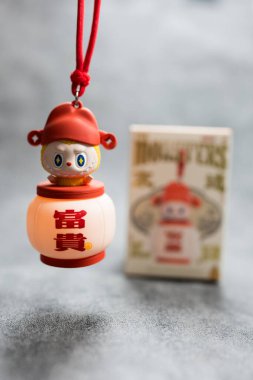 Bangkok, Tayland - 10 Ocak 2025: Pop Mart The Monsters Let 's Have Fun Together Series Night Light Blind Box, Pop Mart' ın sevimli karakterinin olduğu kör kutu. Karakter, refah demektir.