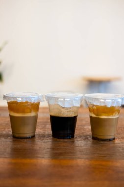 Buzlu kahve, buzlu kahve ve sütlü buzlu kahve.