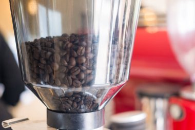 Kahvede kahve çekirdekli Espresso makinesi.