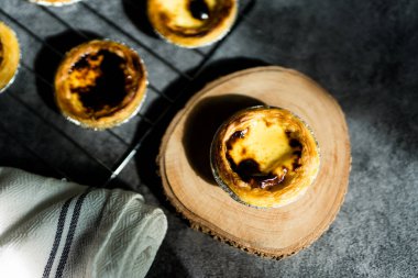 Geleneksel Portekiz yumurtalı tart tatlısı Pasteis Pastel de nata veya Pasteis de Belem