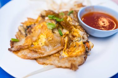 Yumurtalı omlet ve Asya usulü lezzetli istiridye. Tayland yemeği.