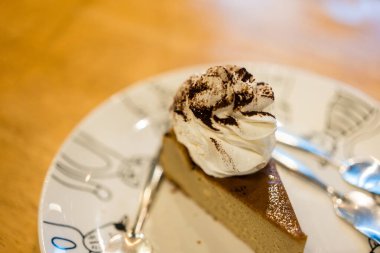 Krem şantili dilimlenmiş pasta.