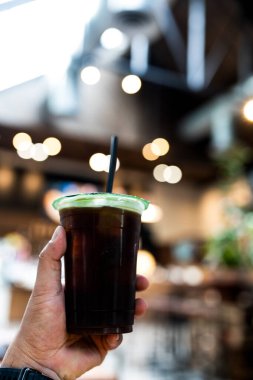 Kahve dükkanında bir bardak buzlu kahve içiyorum..