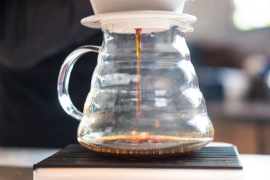 Kafedeki küçük bardakta taze demlenmiş kahve. Kafede damlatan bir kahve.