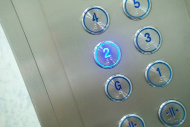 Numaralı bir kat seçiyorum. İkinci kat. Asansör tuş takımı. Asansördeki ikinci kat düğmesi..