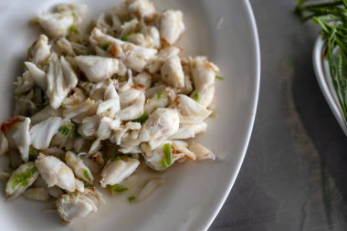 Yemekte yengeç eti servis edin.