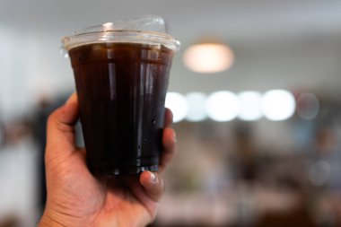 Buzlu sade kahve ya da buzlu Americano.