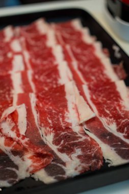Japon wagyu bifteği, sukiyaki için dilimlenmiş..