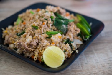 Tayland yemeği Khao pad moo fried rice. Domuz etli kızarmış pilav.