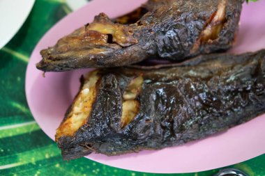 Pembe tabakta ızgara yayın balığı. Lezzetli Tayland sokak yemekleri her yerde mevcut..