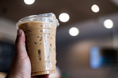 Buzlu esspesso kahvesi, kafedeki adamın elinden alınan kızlar.