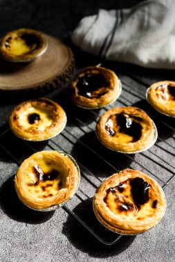 Izgaraya konmuş taze Portekiz pastel de nata.