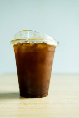 Ahşap masaya buz konmuş soğuk, sade kahve. Soğuk taze içecek.