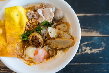 Lezzetli baharatlı Tom leziz şehriye çorbası, üstüne de domuz eti.