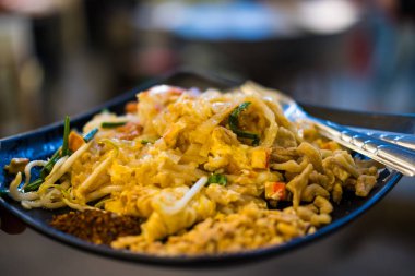 Pad Thai şehriyesini tofu, yumurta, fıstık ve karışık sebzeyle kapat. Sağlıklı menü