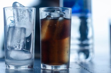 Masada bir bardak su ve buzlu içecek servis edilir. Sağlıklı yaşam tarzı ve susuz kalma.