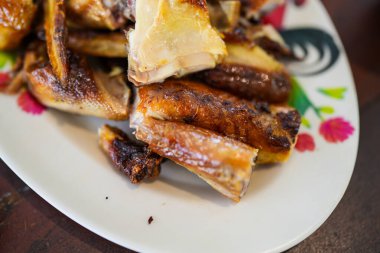 Tayland usulü ızgara tavuk. Gai Yang adında bir Taylandlı. Tayland geleneksel menüsü.