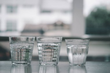 Kahve dükkanında serinletici üç bardak su yakın çekim.