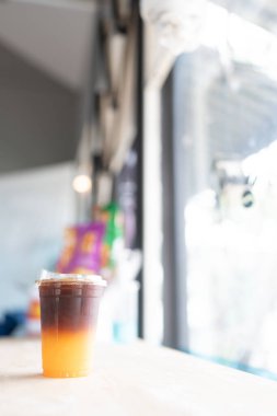 Sabahları Americano buzlu kahve ve portakal suyu.