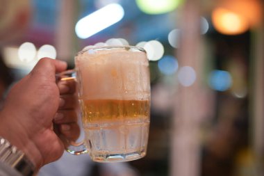 Soğuk biranın tadını çıkarıyorum. Donmuş bir kupanın içinde. Yemek sırasında sıradan bir toplantıda.