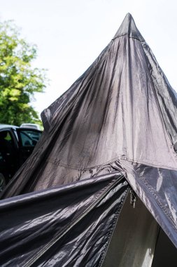 Çadıra kapanır, sabahın erken saatlerinde yıkanır.