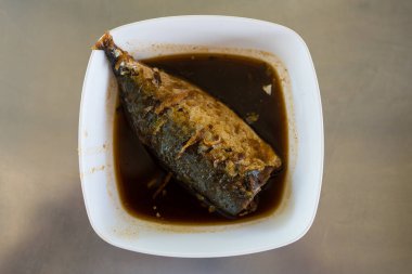 Beyaz kasede soya soslu haşlanmış uskumru balığı.